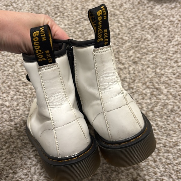 Dr. Marten youth girls patent leather white lace up boots 4 - Picture 2 of 9